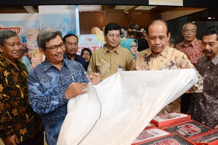 Pameran tekstil oleh pemerintah